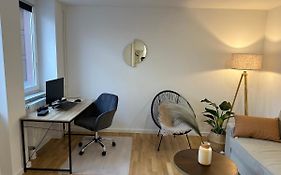 Bliss - Arbeitsplatz, Docking Station, Netflix